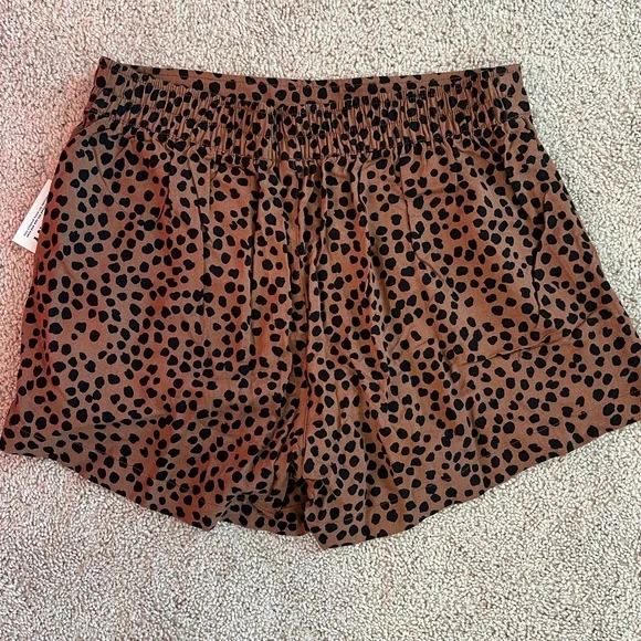NWT! Old Navy, medium, animal print shorts with pockets - Picture 4 of 5